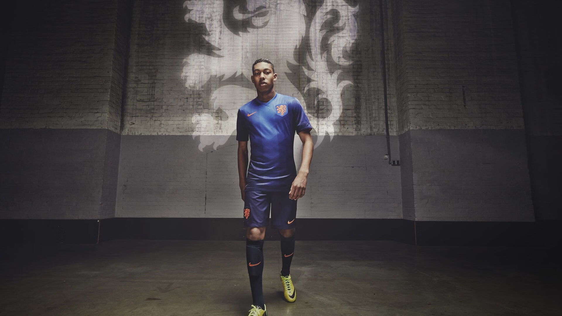 外教带队风格与球队适应性矛盾，外教团队对训练的要求很高